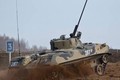 Xem thiết giáp BMD-2 lính dù Nga nã đạn 