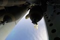 Khoảnh khắc bom rơi khỏi bụng máy bay B-52