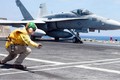 Tiêm kích F/A-18 Mỹ bốc cháy ngay trên tàu sân bay