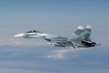 Ảnh căng thẳng tiêm kích Typhoon Anh đánh chặn Su-27 Nga