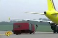 Video: Máy bay Airbus thổi bay xe tải như chiếc lá