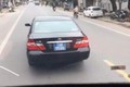 Xe biển xanh của BTC Tỉnh ủy Nam Định đánh võng chèn xe khách