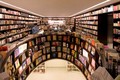 Video: Khám phá "thư viện ảo ảnh" với những hàng sách dài bất tận