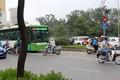 Video: Dỡ dải phân cách phi ngược chiều, chị gái liều "cắt mặt" BRT