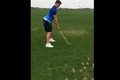 Video: Thủ môn Đặng Văn Lâm tạo dáng đánh golf hài hước