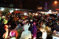 Video: Dòng người đội rổ rá chen nhau mua gì ở chợ Viềng đêm mưa?