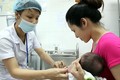 Hà Nội, TP.HCM tiêm vét vắc xin sởi cho trẻ dưới 10 tuổi
