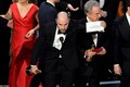 Khoảnh khắc Oscar 2017 xướng nhầm tên người chiến thắng