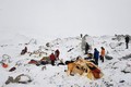 Chùm ảnh các nhà leo núi chạy trối chết trong lở tuyết Everest