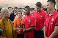 Chùm ảnh: Cầu thủ Arsenal đến thăm chùa Trấn Quốc