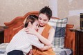 Thí sinh Next Top khóc nức nở trên vai Angela Phương Trinh