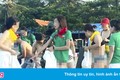 Nhóm nữ du khách cởi áo ngực khi chơi team building ở biển Cửa Lò