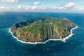 Khám phá sự bình yên ẩn trong hòn đảo núi lửa nằm giữa biển khơi