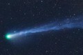 Ngắm 'sao chổi ác quỷ' xanh lá phát nổ phóng qua Thiên hà Andromeda