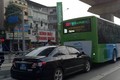 Ô tô biển xanh đâm vào đuôi xe buýt nhanh trên đường Hà Nội