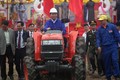 Ảnh: Chủ tịch nước Trần Đại Quang lái máy cày ở lễ hội Tịch Điền