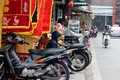 Ảnh: Vỉa hè phố cổ Hà Nội bị các hộ kinh doanh “nuốt” gọn 