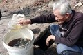 Thanh Hóa: Sau sự cố tràn dầu, dân mang xô ra hớt về dùng