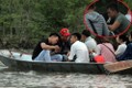 Trẩy hội chùa Hương: Phản cảm du khách sát phạt nhau trên suối Yến