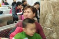 Hà Nội: Chật kín người đem con tới xét nghiệm sán lợn ở viện