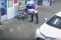 Video: Thanh niên đi ôtô vào đổ xăng, tiện tay trộm chó mang về 
