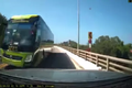 Video: Xe khách vượt ẩu, suýt gây tai nạn, người xem thót tim