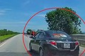 Video: Ôtô đi lùi ở làn 100 km/h trên cao tốc