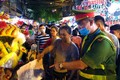 Nhiều chủ quán trên phố Hàng Mã bị xử lý vì treo biển thu tiền chụp ảnh