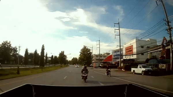 Video: Đứng tim học sinh đi xe máy lộn nhào vào thùng xe bán tải 