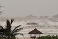 Bão số 9 áp sát, sóng biển cuồn cuộn đánh vào bờ ở Bình Định