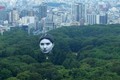 Khinh khí cầu hình đầu người khổng lồ bay trên bầu trời Tokyo 