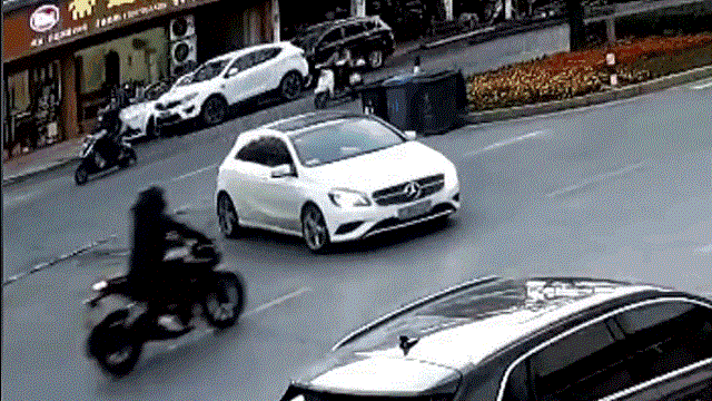 Video: Tông trúng đầu Mercedes, nam thanh niên có màn “hạ cánh” khó tin
