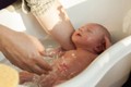 Trời lạnh có nên tắm cho trẻ sơ sinh không?