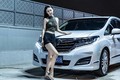 Hot girl người Trung Quốc khoe vóc dáng mảnh mai bên xe Honda 