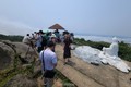 Du khách kéo nhau lên đỉnh Bàn Cờ ngắm Đà Nẵng
