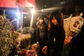 Trắng đêm tấp nập bán - mua ở chợ hoa đêm Hà Nội