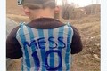 Dân mạng tìm kiếm cậu bé tự chế áo giống Messi từ rác