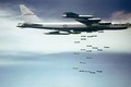 Video Pháo đài bay B-52 không kích dữ dội phá kho vũ khí của IS