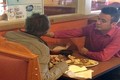 Cảm kích chàng bồi bàn giúp người khuyết tật dùng bữa