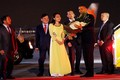Cảm xúc nữ sinh tặng hoa Tổng thống Obama khi vừa đến HN