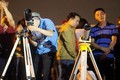 Bạn trẻ ngắm siêu trăng ở Hà Nội tỏ rõ sự thất vọng