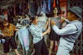 Bộ ảnh kỷ yếu "chợ búa" của học sinh Hà Nội