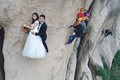 Cặp đôi liều mạng trèo cao hơn 100m để chụp ảnh cưới