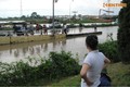 Một ngày sau mưa, người dân Hà Nội vẫn bị nước cô lập