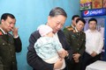 Đại tướng Tô Lâm bế con 6 tháng tuổi của Trung úy PCCC hy sinh ở Đồng Tâm 