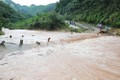 Hòa Bình: Cố vượt cầu ngập nước, người đàn ông bị lũ cuốn mất tích