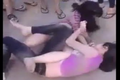Nữ sinh đánh nhau, lột đồ, người xem reo hò cổ vũ