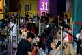 Dân Việt nháo nhào thuê người cắm chốt mua iPhone 6S 