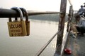Ảnh: “Tình yêu han gỉ” trên cây cầu trăm tuổi ở Hà Nội