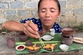 Bà Tân Vlog bất ngờ ghi điểm nhờ màn mukbang... siêu tí hon 